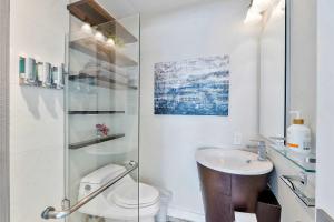Ένα μπάνιο στο Spacious Studio in the Heart of FTL Hot Tub