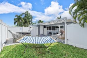 Κήπος έξω από το Spacious Studio in the Heart of FTL Hot Tub