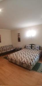 Un dormitorio con una cama en la esquina de una habitación. en Апартаменты, en Izmaíl