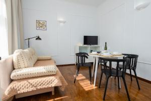 un soggiorno con un divano e un tavolo con sedie di Cozy Apartment Malta Lake with Parking - Rentujemy a Poznań
