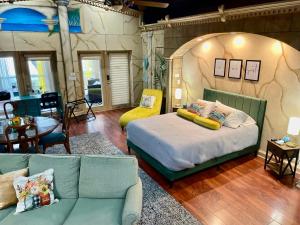 Un dormitorio con una cama y una sala de estar. en Aphrodites Paradise - Near Disney World and Busch Gardens, en Auburndale 25 fotos más