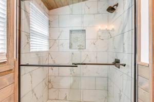 una doccia con una porta in vetro in un bagno di Bright Whites Creek Home 12 Mi to Dtwn Nashville! a Whites Creek Altre 16 foto