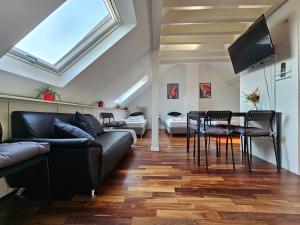 ein Wohnzimmer mit Sofa und Tisch in der Unterkunft Lovely City House in Meerbusch