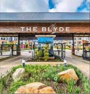 Un edificio con un cartel que dice la división en Olive Luxe at The Blyde, en Pretoria