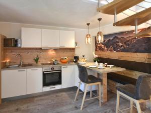 Kuchyňa alebo kuchynka v ubytovaní Pircher-Maes Apart & Stubaital