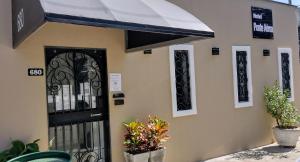 a house with a black door and windows at Hotel Ponte Aérea - Aeroporto de Congonhas in Sao Paulo