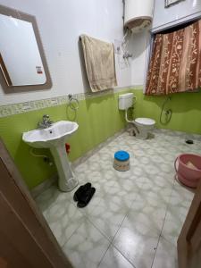 Bilik mandi di New urban Den cottage