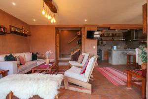 Khu vực ghế ngồi tại w* Splendid 3BR House in Villa Sagrado +41 ảnh