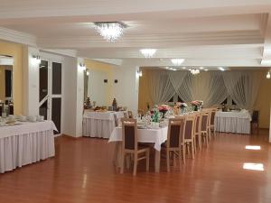 Reštaurácia alebo iné gastronomické zariadenie v ubytovaní SELMENT RESORT Mazury + 37 fotografií