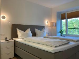 Ein Bett oder Betten in einem Zimmer der Unterkunft Dünenwelle - 3 Zi, Kü, 2 Bäder, Balkon