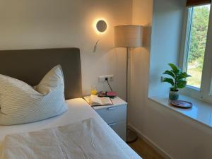 Ein Bett oder Betten in einem Zimmer der Unterkunft Dünenwelle - 3 Zi, Kü, 2 Bäder, Balkon
