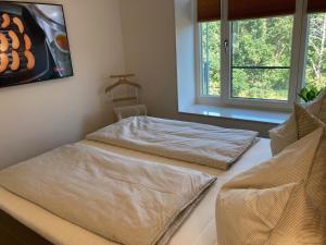 Ein Bett oder Betten in einem Zimmer der Unterkunft Dünenwelle - 3 Zi, Kü, 2 Bäder, Balkon