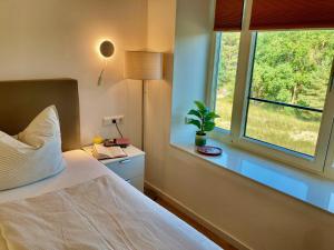 Ein Bett oder Betten in einem Zimmer der Unterkunft Dünenwelle - 3 Zi, Kü, 2 Bäder, Balkon