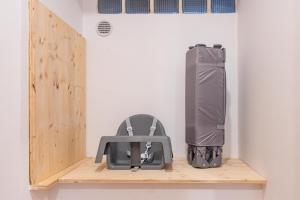 a bag sitting on a shelf next to a backpack at Le haut perché in Colmar +15 photos