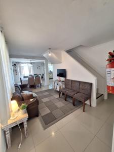 ein Wohnzimmer mit Couch und Tisch in der Unterkunft Hotel Hospedagem Palhoça in Palhoça