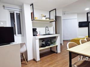 a living room with a sink and a table at Moderno, Amplio y Elegante, Bien ubicado Apto Cerca Miraflores A9 in Guatemala