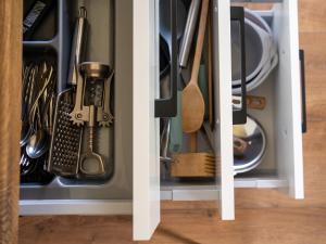 a drawer filled with utensils in a kitchen at Beskidzki Zakątek Ustroń - Przytulny domek z balią i kominkiem, idealny na relaks i ucieczkę od miasta in Ustroń