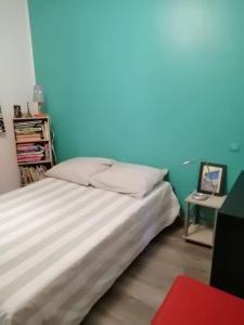 a bed in a room with a blue wall at villa piscine proche des plages in Marsillargues +32 photos