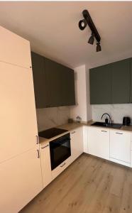 Kuchyňa alebo kuchynka v ubytovaní Apartamenty Akademicka przy Onkologii 2