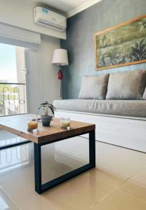Χώρος καθιστικού στο Apart France - Un dormitorio con gim, piscina y estacionamiento