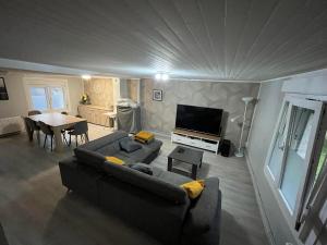 ein Wohnzimmer mit Sofa und Tisch in der Unterkunft Grand Appartement proche CH Valenciennes in Valenciennes