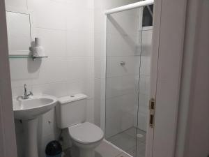 a white bathroom with a toilet and a shower at Apartamento no centro de São Paulo in Sao Paulo +41 photos