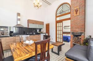 a kitchen and living room with a table and a dining room at Suite en Centro Historico Terraza, Wifi, Desk, AC in Querétaro
