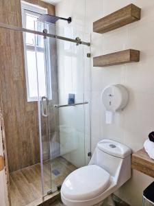 a bathroom with a toilet and a shower at Comoda, Confortable Cerca Miraflores Fórum Majadas H10 in El Rodeo