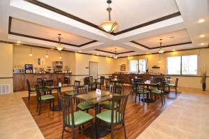Restaurace v ubytování Best Western Plus Emory at Lake Fork Inn & Suites