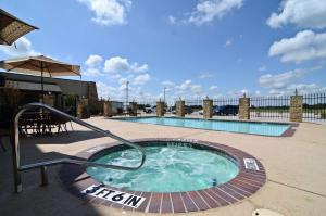 Bazén v ubytování Best Western Plus Emory at Lake Fork Inn & Suites nebo v jeho okolí