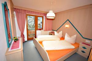 1 Schlafzimmer mit 2 Betten und einem Fenster in der Unterkunft Appartementhaus Lechner in Arzl im Pitztal