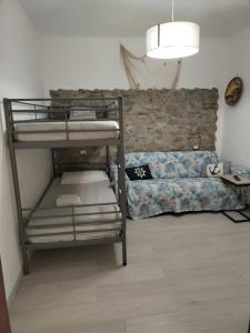 een kamer met een stapelbed en een bank bij Casa Shanty in La Spezia