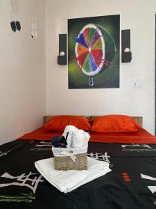 ein Schlafzimmer mit einem Bett und einem Gemälde an der Wand in der Unterkunft Sokolov apartments in Tbilisi City
