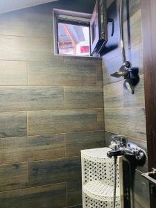 ein Badezimmer mit Waschbecken und Spiegel in der Unterkunft Sokolov apartments in Tbilisi City