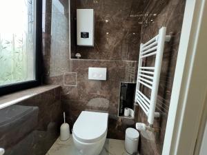 a small bathroom with a toilet and a window at Schöne Mitte von Oberhausen in Oberhausen