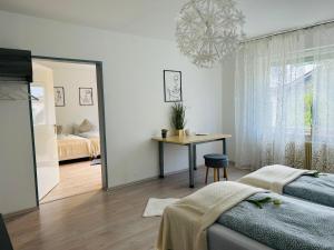 Giường trong phòng chung tại Apartment AlbGlück 1 Hechingen, 2 Schlafzimmer, bis 5 Personen, Burg 5 km