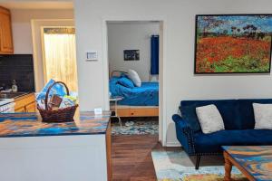 Khu vực ghế ngồi tại The Van Gogh Apartment - a cozy, creative retreat