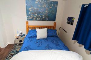 Giường trong phòng chung tại The Van Gogh Apartment - a cozy, creative retreat