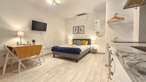 une chambre avec un lit et un bureau dans l'établissement BmyT - The Villa, à Lisbonne