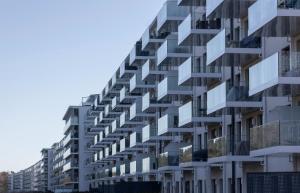 einen Außenblick auf ein Gebäude mit Glasbalkonen in der Unterkunft Dünenwelle - 3 Zi, Kü, 2 Bäder, Balkon in Binz