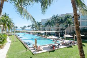 プラヤ・デル・カルメンにあるThe Elements Oceanfront & Beachside Condo Hotelのリゾートのプールのイメージ