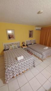 Letto o letti in una camera di Fisherman's Inn Hotel