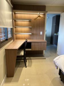 a wooden desk in a bedroom with a bed at Soñado Departamento en B Jardin in Cordoba +26 photos