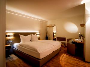 a hotel room with a bed and a desk at Hotel Restaurant Kohlbrecher Villeroy & Boch in Osnabrück +15 photos