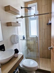 a bathroom with a shower and a toilet and a sink at Genial y confortable Cerca de Miraflores, Forum Majadas H11 in El Rodeo