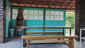 a bench in a room with a blue wall at Pousada Canto Verde in Barreirinhas