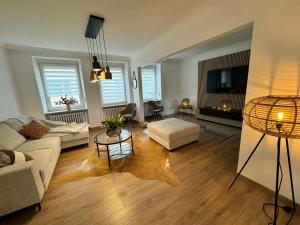 ein Wohnzimmer mit einer Couch und einem Tisch in der Unterkunft Le temps suspendu in Bitche
