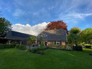 a house with a yard in front of a building at Ricks Room Barneveld in Barneveld