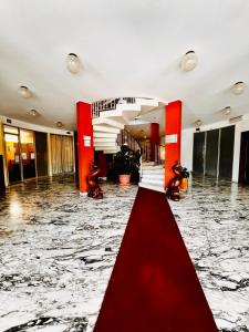 een grote lobby met een rode loper en een rode gang bij Eurotel 405 in Rapallo