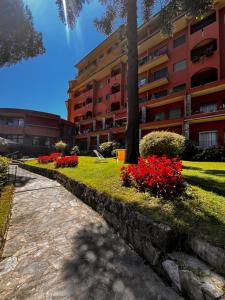 een gebouw met rode bloemen in een park bij Eurotel 405 in Rapallo